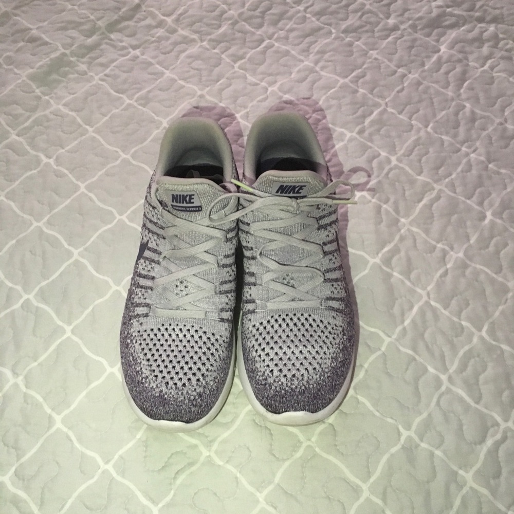 Nike lilac running sneakers